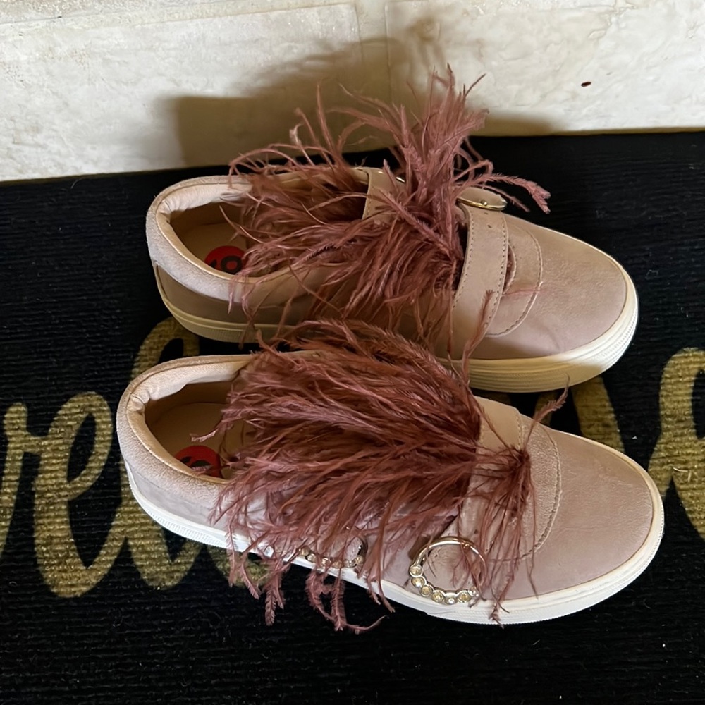 Size 6 womens fun shoes. A tannish mauve color with fun feathers.